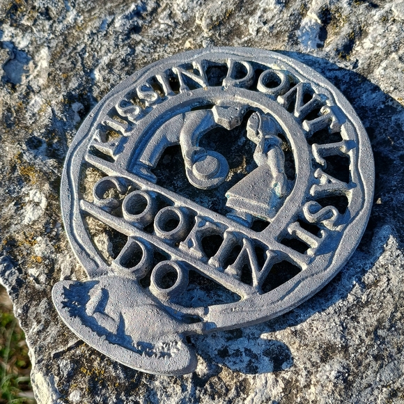 VTG cast iron Americana folk art style trivet, Americana kitchen - Picture 4 of 7